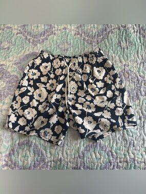 Hollister Men swim shorts size XS
In great condition 
Stretchy waist